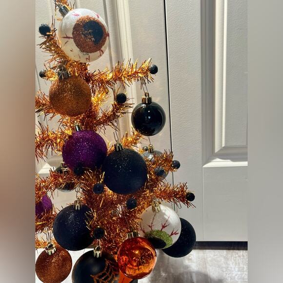 Halloween tree with bulbs - Picture 2 of 5